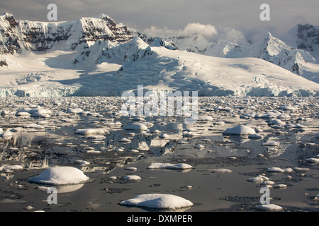 Gerlache le détroit séparant l'archipel Palmer de la péninsule Antarctique au large de l'Île Anvers. Banque D'Images