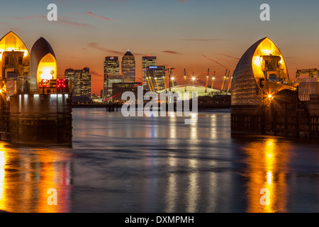 Thames Barrier, Canary Wharf et le Millennium Dome de nuit,Londres,Angleterre,Woolwich Banque D'Images