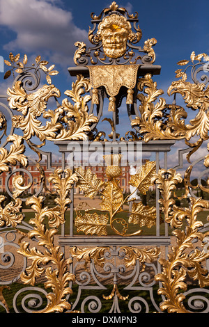 Portes plaquées or à Hampton Court Palace, Angleterre Banque D'Images