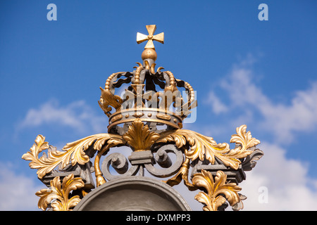 Comme l'ornement de la Couronne sur les portes plaquées or à Hampton Court Palace, Angleterre Banque D'Images