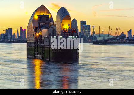 Thames Barrier, Canary Wharf et le Millennium Dome à Londres,Angleterre,nuit Banque D'Images