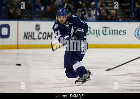 Tampa, Floride, USA. Mar 27, 2014. Vous VRAGOVIC | fois .le Lightning de Tampa Bay le défenseur Mike Kostka (21) passe la rondelle pendant la première période de la Lightning de Tampa Bay contre les Islanders de New York à Tampa Bay Times Forum à Tampa le Jeudi, Mars 27, 2014. © Vous Vragovic/Tampa Bay Times/ZUMAPRESS.com/Alamy Live News Banque D'Images