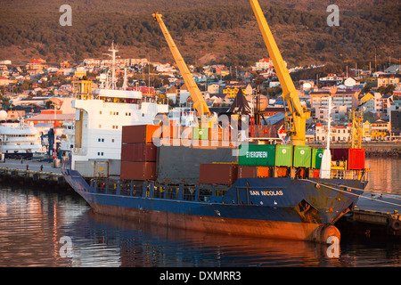 Lever du soleil sur le port d'Ushuaia qui est la capitale de la Terre de Feu, en Argentine, Banque D'Images