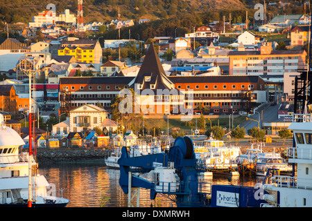 Lever de soleil sur l'expédition en Antarctique des navires dans le port d'Ushuaia qui est la capitale de la Terre de Feu, en Argentine Banque D'Images