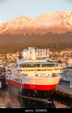 Lever de soleil sur l'expédition en Antarctique des navires dans le port d'Ushuaia qui est la capitale de la Terre de Feu, en Argentine Banque D'Images