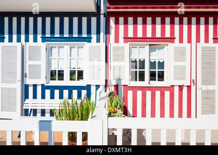 Palheiros, typiques maisons colorées, Costa Nova, Aveiro, Beira, Portugal Banque D'Images
