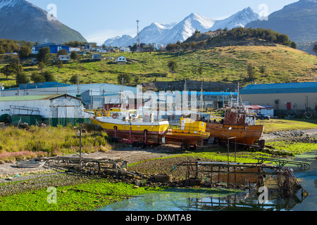 Bateaux de pêche dans la ville d'Ushuaia qui est la capitale de la Terre de Feu, en Argentine, Banque D'Images