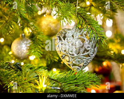 Bauble dans un vrai arbre de Noël dans des couleurs vives Banque D'Images