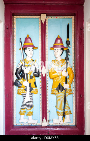 Les gardiens des portes anciennes sur l'allégement, Grand Palace, Bangkok, Thaïlande Banque D'Images