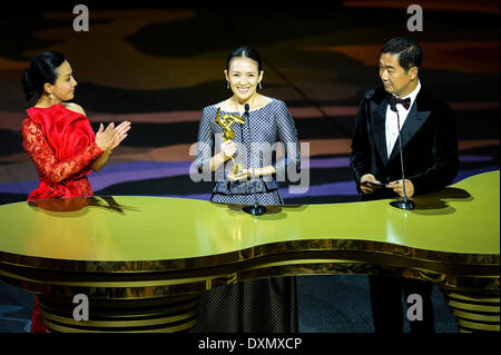 Macao, Chine. Mar 27, 2014. L'actrice Zhang Ziyi (C) parle après l'obtention de la Meilleure Actrice pour son film 'Le Grand Maître' au cours de l'Asian Film Awards à Macao, Chine du sud, le 27 mars 2014. © KA Kam Cheong/Xinhua/Alamy Live News Banque D'Images