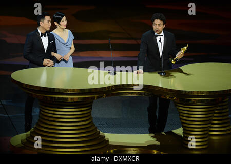 Macao, Chine. Mar 27, 2014. L'acteur indien Shah Rukh Khan (R) parle après avoir remporté le Prix du meilleur acteur au cours de l'Asian Film Awards à Macao, Chine du sud, le 27 mars 2014. © KA Kam Cheong/Xinhua/Alamy Live News Banque D'Images