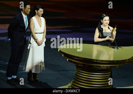 Macao, Chine. Mar 27, 2014. L'actrice Yeo Yann Yann (R) parle après avoir remporté le prix de Meilleure actrice de soutien au cours de l'Asian Film Awards à Macao, Chine du sud, le 27 mars 2014. © KA Kam Cheong/Xinhua/Alamy Live News Banque D'Images