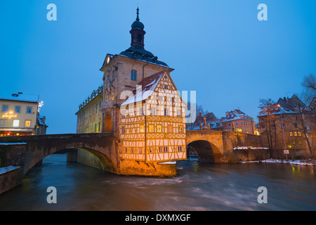 Hôtel de Ville de Bamberg dans le milieu de la Regnitz River en hiver, Bamberg, Allemagne Banque D'Images