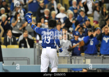 Los Angeles, CA, USA. Mar 27, 2014. L'arrêt-court des Dodgers de Los Angeles, Hanley Ramirez # 13 vagues pour les fans après qu'il frappe un coup de circuit de marquer dans la 5ème manche de la Ligue Majeure de Baseball pendant la saison d'avant match entre les Los Angeles Angels et les Dodgers de Los Angeles au Dodger Stadium.Louis Lopez/CSM/Alamy Live News Banque D'Images