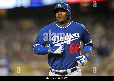 Los Angeles, CA, USA. Mar 27, 2014. Los Angeles Dodgers Yasiel Puig fielder droit # 66 de la Ligue Majeure de Baseball pendant la pré saison match entre les Los Angeles Angels et les Dodgers de Los Angeles au Dodger Stadium.Louis Lopez/CSM/Alamy Live News Banque D'Images