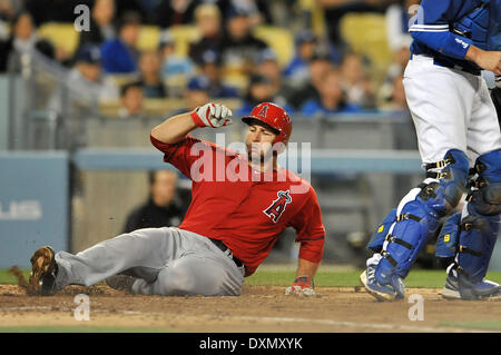 Los Angeles, CA, USA. Mar 27, 2014. Los Angeles Angels catcher Chris Iannetta # 17 diapositives dans votre maison en toute sécurité à marquer dans la 5ème manche de la Ligue Majeure de Baseball pendant la saison d'avant match entre les Los Angeles Angels et les Dodgers de Los Angeles au Dodger Stadium.Louis Lopez/CSM/Alamy Live News Banque D'Images