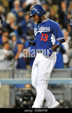 Los Angeles, CA, USA. Mar 27, 2014. L'arrêt-court des Dodgers de Los Angeles, Hanley Ramirez # 13 hits un homerun de marquer dans la 5ème manche de la Ligue Majeure de Baseball pendant la saison d'avant match entre les Los Angeles Angels et les Dodgers de Los Angeles au Dodger Stadium.Louis Lopez/CSM/Alamy Live News Banque D'Images