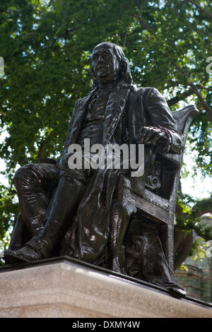 Statue de Benjamin Franklin assis sur une chaise, à l'Université de Pennsylvanie, Philadelphie, Pennsylvanie, États-Unis d'Amérique Banque D'Images