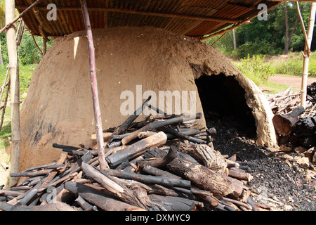 Incinérateur naturel qu'il a fait de l'argile pour brûler le bois Banque D'Images