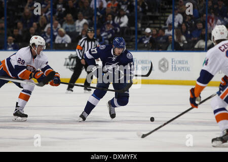 Tampa, Floride, USA. Mar 27, 2014. Le Lightning de Tampa Bay center Alex Killorn (17) se bat pour le contrôle de la rondelle au cours de la première période de la Lightning de Tampa Bay contre les Islanders de New York à Tampa Bay Times Forum à Tampa le Jeudi, Mars 27, 2014. Credit : Vragovic/Tampa Bay Times/ZUMAPRESS.com/Alamy Live News Banque D'Images