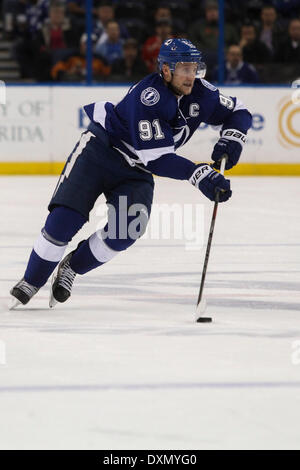 Tampa, Floride, USA. Mar 27, 2014. Le Lightning de Tampa Bay Steven Stamkos Lightning centre (91) passe au cours de la première période de la Lightning de Tampa Bay contre les Islanders de New York à Tampa Bay Times Forum à Tampa le Jeudi, Mars 27, 2014. Credit : Vragovic/Tampa Bay Times/ZUMAPRESS.com/Alamy Live News Banque D'Images