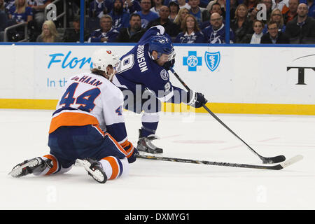 Tampa, Floride, USA. Mar 27, 2014. Le Lightning de Tampa Bay center Tyler Johnson (9) lecteurs vers l'objectif au cours de la première période de la Lightning de Tampa Bay contre les Islanders de New York à Tampa Bay Times Forum à Tampa le Jeudi, Mars 27, 2014. Credit : Vragovic/Tampa Bay Times/ZUMAPRESS.com/Alamy Live News Banque D'Images