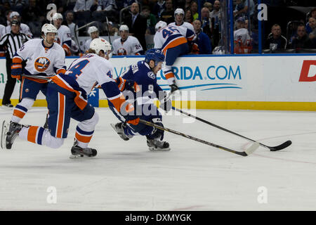 Tampa, Floride, USA. Mar 27, 2014. Le Lightning de Tampa Bay center Tyler Johnson (9) disques durs à l'objectif pendant la première période de la Lightning de Tampa Bay contre les Islanders de New York à Tampa Bay Times Forum à Tampa le Jeudi, Mars 27, 2014. Credit : Vragovic/Tampa Bay Times/ZUMAPRESS.com/Alamy Live News Banque D'Images