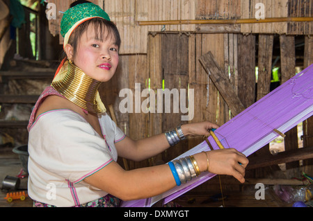 Long col Femme tissant, tribu Karen, Chiang Mai, Thaïlande Banque D'Images