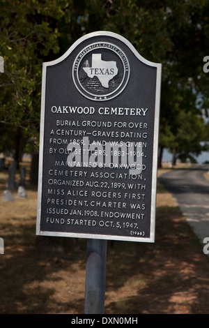 Cimetière CIMETIÈRE OAKWOOD depuis plus d'un siècle-- tombes datant de 1859. La terre a été donnée par les anciens colons, 1883-1904. Maintenu par cimetière Oakwood Association, a organisé le 22 août 1899, avec Mlle Alice Rogers premier président. La location a été publiée en janvier 1908. Fonds de dotation a commencé le 5 octobre 1947. (1968) Banque D'Images