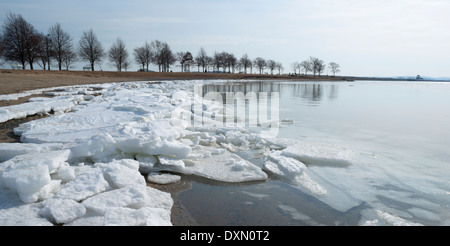 La fonte de blocs de glace sur les rives du lac Banque D'Images