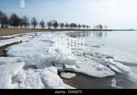 La fonte de blocs de glace sur les rives du lac Banque D'Images