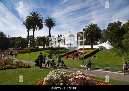 Les gens en passant devant le Conservatoire des fleurs, Golden Gate Park, San Francisco, Californie, États-Unis d'Amérique Banque D'Images