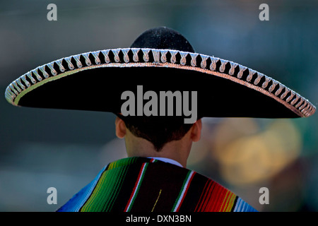 Vue détaillée de l'arrière d'un sombrero sur l'homme comme un groupe de danseurs folkloriques mexicains exécute une danse traditionnelle Banque D'Images