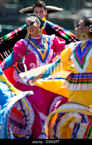 Un groupe de danseurs folkloriques mexicains exécute une danse traditionnelle Banque D'Images