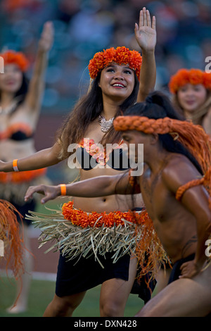 Une troupe de danse polynésienne effectue des danses de style Tahitien Banque D'Images