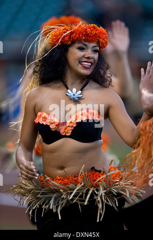 Une troupe de danse polynésienne effectue des danses de style Tahitien Banque D'Images