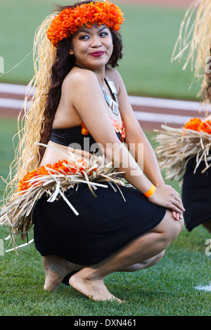 Une troupe de danse polynésienne effectue des danses de style Tahitien Banque D'Images