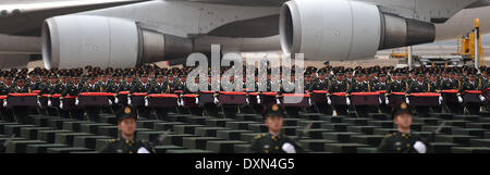 Shenyang, Chine. Mar 28, 2014. Les soldats de l'Armée de libération du peuple chinois transporter cercueils contenant des restes de soldats volontaires du peuple chinois morts dans la guerre de Corée (1950-1953), à l'Aéroport International Taoxian de Shenyang, capitale de la Chine, le 28 mars 2014. La Corée du Sud vendredi remis à la Chine les dépouilles de 437 soldats du CPV, mort, dans la guerre de Corée. Crédit : Li Gang/Xinhua/Alamy Live News Banque D'Images