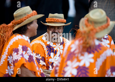 Une troupe de danse polynésienne effectue des danses de style Tahitien Banque D'Images