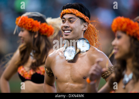 Une troupe de danse polynésienne effectue des danses de style Tahitien Banque D'Images