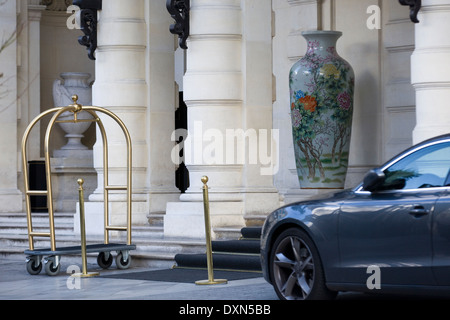 Chariot à bagages et chasseur un hôtel à Paris France Banque D'Images