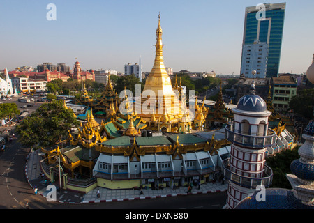 Sule Paya Temple bouddhiste à Yangon, Myanmar Banque D'Images