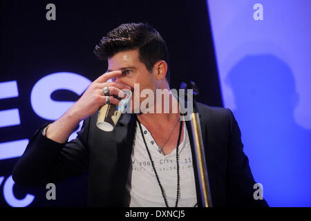 La ville de New York. Mar 25, 2014. Robin Thicke procède à l'inauguration de l'Express de Times Square le 25 mars 2014 dans la ville de New York. © dpa/Alamy Live News Banque D'Images