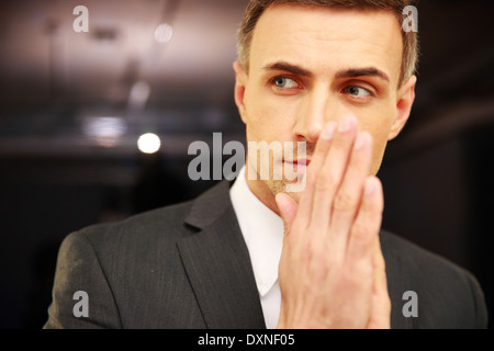 Portrait of a smiling woman sitting in office Banque D'Images