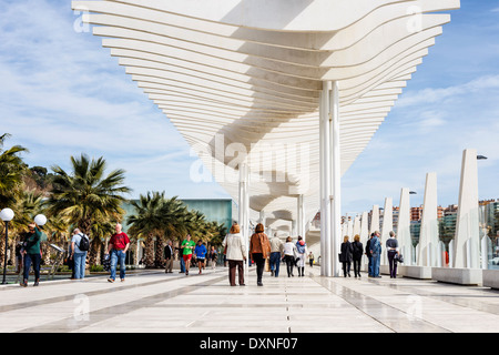 Promenade du port moderne El Palmeral de las Sorpresas, Malaga, Andalousie, espagne. Banque D'Images