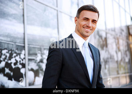 Portrait of a smiling handsome man in suit Banque D'Images