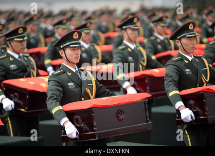 Shenyang, Chine. Mar 28, 2014. Les soldats de l'Armée de libération du peuple chinois transporter cercueils contenant des restes de soldats volontaires du peuple chinois morts dans la guerre de Corée (1950-1953), à l'Aéroport International Taoxian de Shenyang, capitale de la Chine, le 28 mars 2014. La Corée du Sud vendredi remis à la Chine les dépouilles de 437 soldats du CPV, mort, dans la guerre de Corée. Source : Xinhua/Yulong Pan/Alamy Live News Banque D'Images