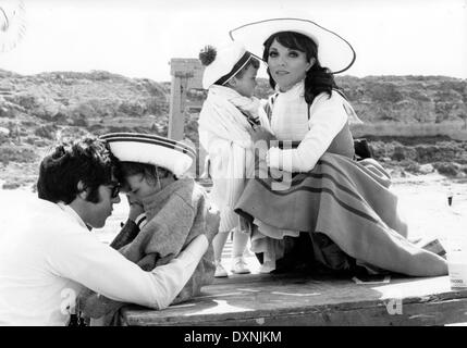 JOAN Collins et son mari ANTHONY NEWLEY avec leur enfant Banque D'Images