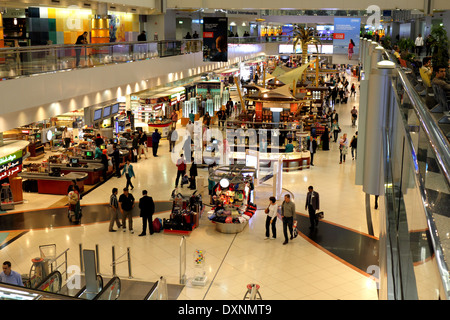 À l'intérieur du hall des départs à l'aéroport international de Dubaï, Émirats Arabes Unis Banque D'Images