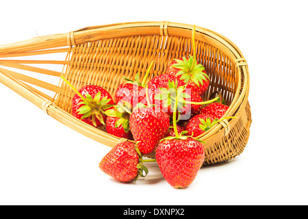 Fraises fraîches dans un panier de bambou sur fond blanc Banque D'Images